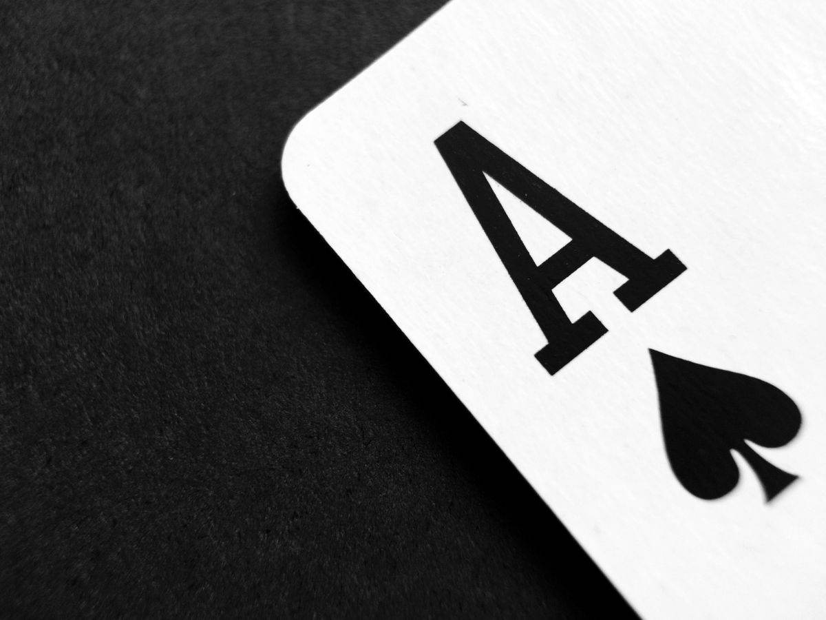 Meja live casino dengan kartu dan chip