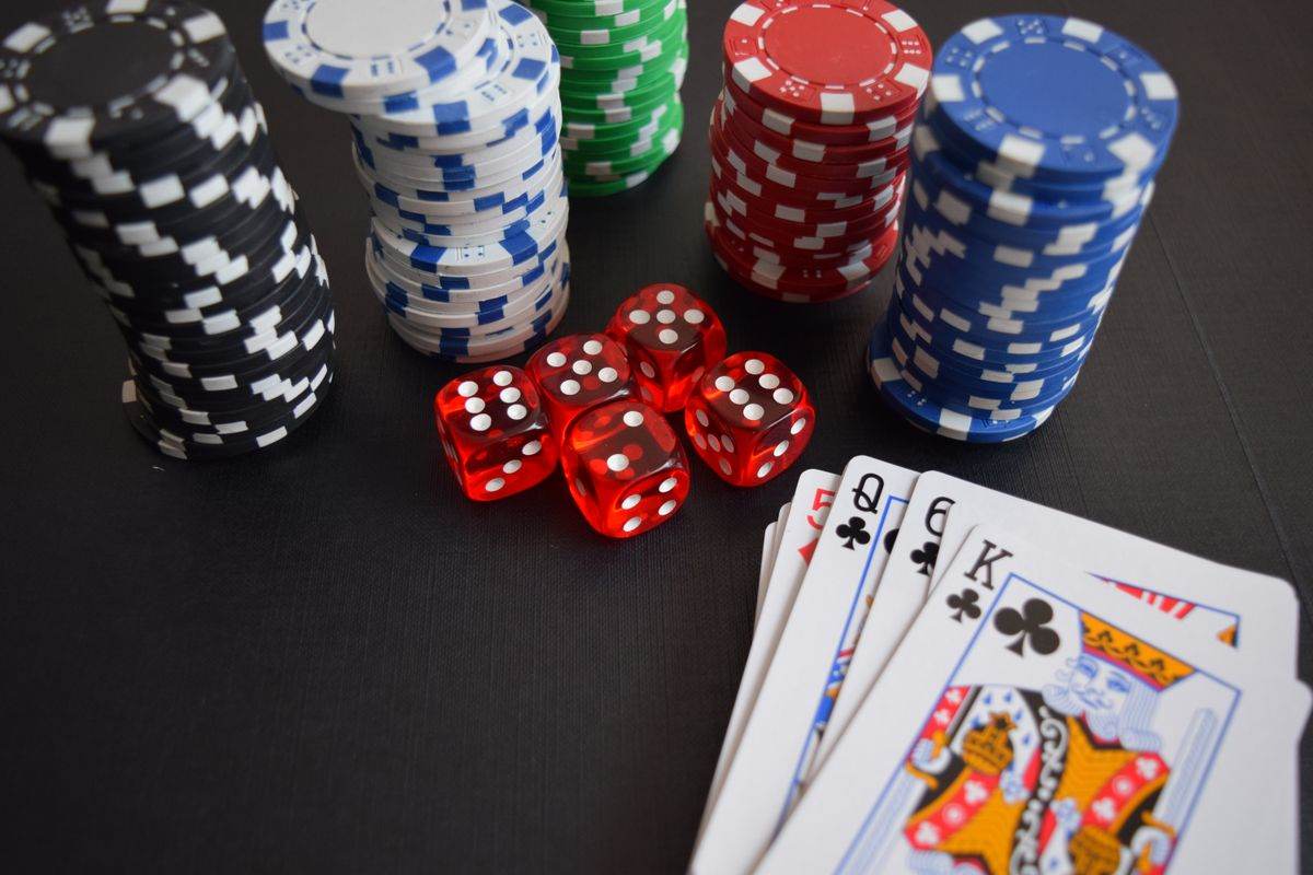 Kartu poker dan chip di meja hijau