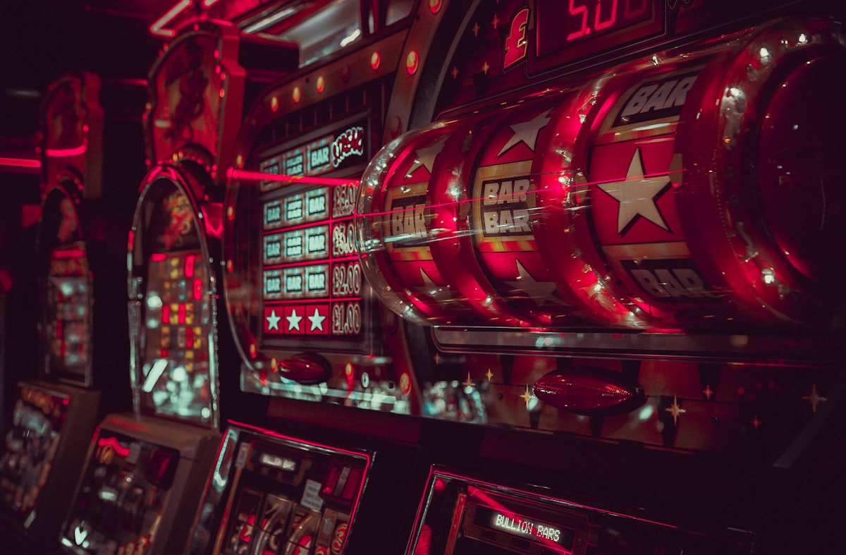 Mesin slot klasik bernuansa merah di ruang permainan